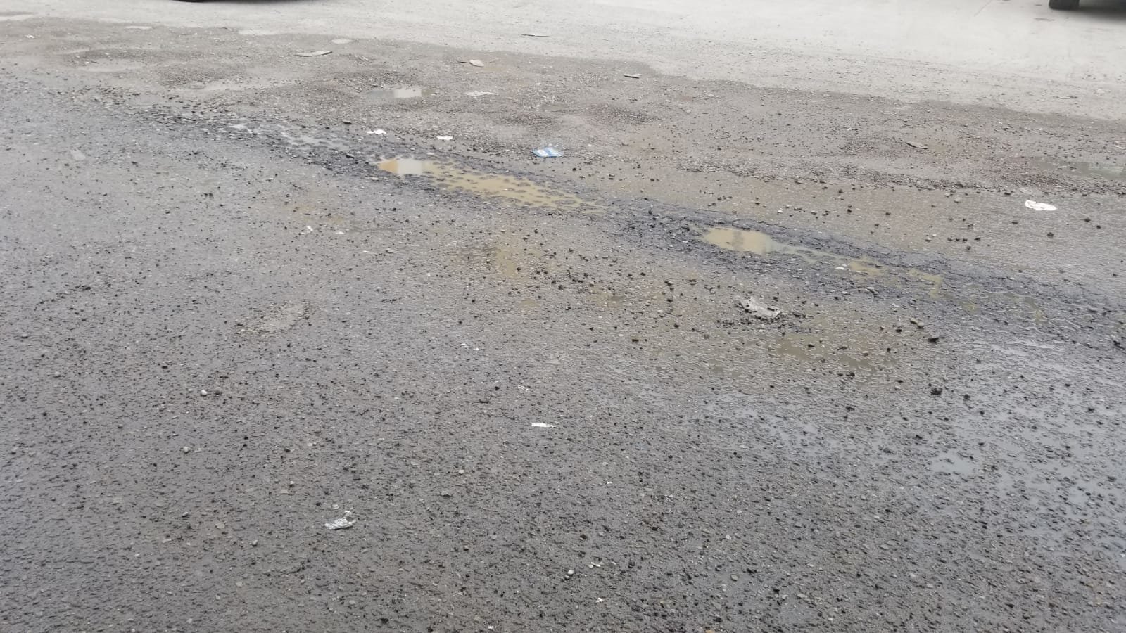 Vecinos de la colonia Año 2000 denuncian condiciones deplorables en calles y drenaje: La avenida Juan de la Barrera en el Año 2000 se encuentra con baches y fuga de drenaje generando incomodidad. 