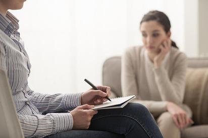 La terapia de conversación va en aumento, los medicamentos psiquiátricos se usan con menos frecuencia