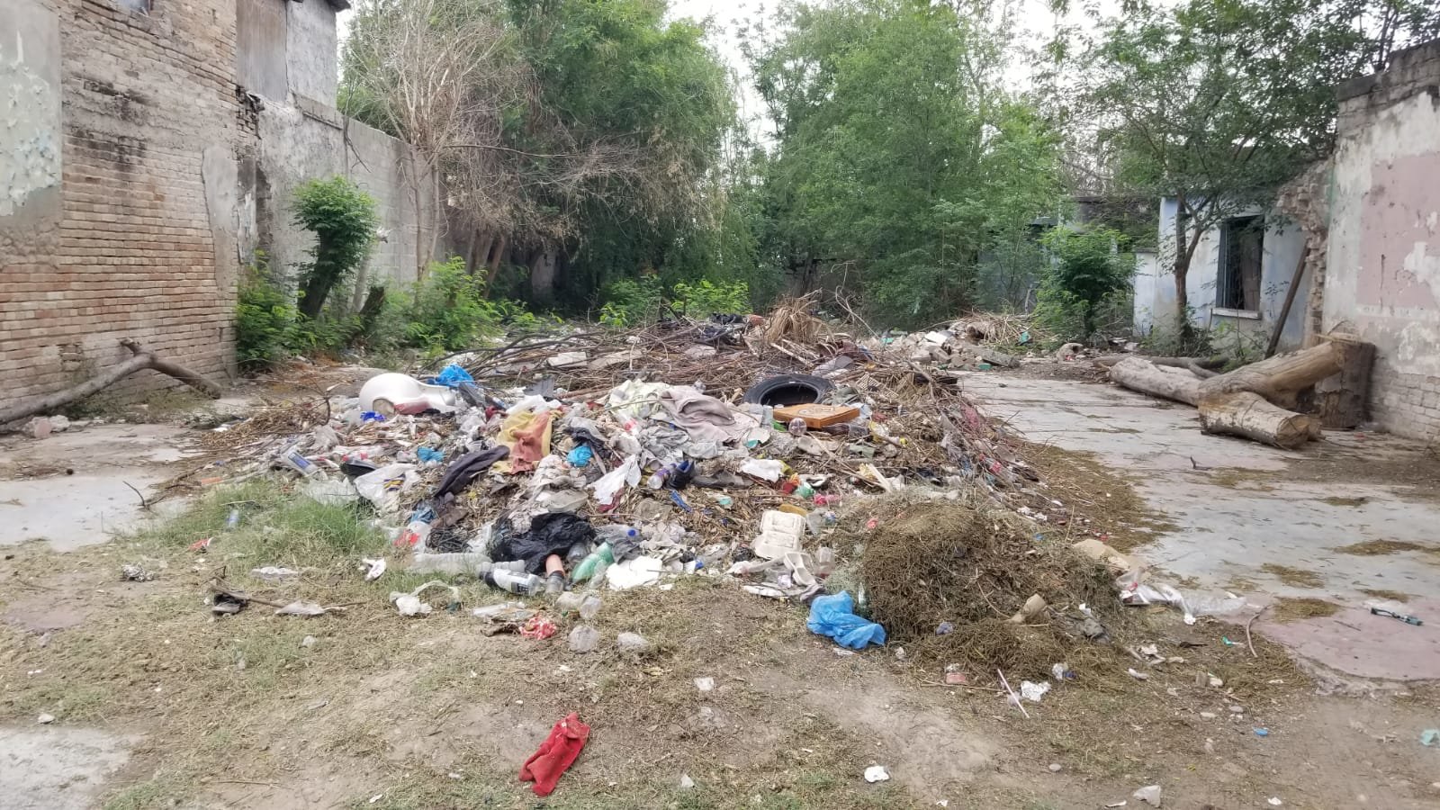 El abandono ciudadano convierte calles del centro en basurero clandestino: Un basurero clandestino fue denunciado sobre la calle Ocampo en pleno centro de la ciudad
