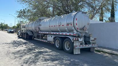 Aseguran dos pipas con combustible presuntamente ilegal en Piedras Negras