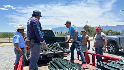 Campesinos y pobladores de Huizachal reciben cercha para cerca a bajo costo 
