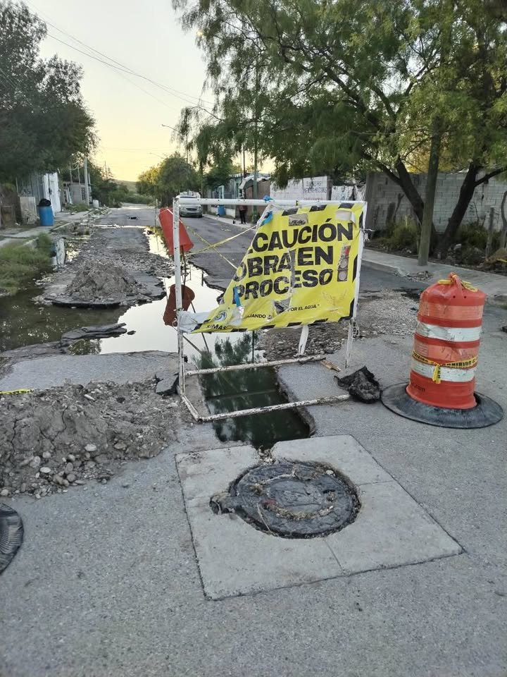Brote de aguas negras en Tierra y Esperanza refleja abandono y omisión crónica: En medio de los trabajos se colocó una de las tantas vayas que reza \'Precaución Obra en Proceso\' 