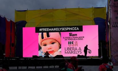 Niña venezolana separada de sus padres en deportación llega a Caracas