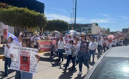 Marchan en Culiacán por maestro desaparecido en Walmart