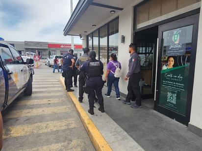 Detienen a hombre tras agresión dentro de Starbucks; es investigado por violencia familiar en PN