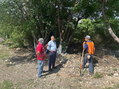 Alcalde  supervisa trabajos de limpieza en colonia Zaragoza para mejorar imagen urbana de Sabinas