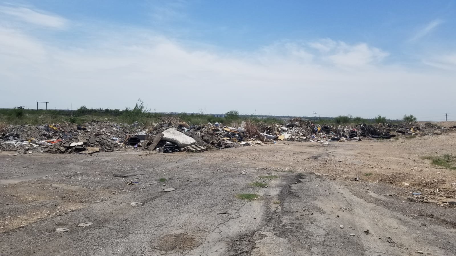 Auditorio municipal de Piedras Negras rodeado de basura: Detrás del auditorio municipal de Piedras Negras se ha formado un basurero clandestino que pone en riesgo la salud
