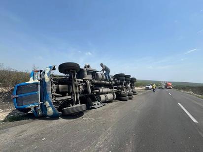 Volcadura de tráiler carbonero en autopista Premier