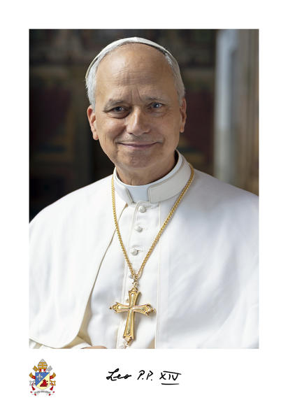 Vaticano difunde imagen de León XIV con cruz de reliquias agustinianas