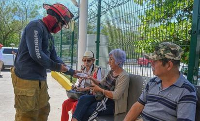 Protección Civil hidrata a pensionados ante 42°C en Tamaulipas