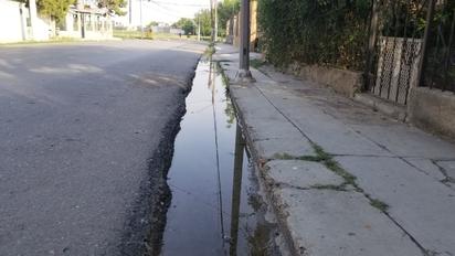Aguas negras inundan avenida Román Cepeda en Piedras Negras