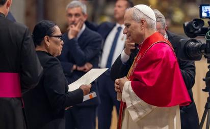 Rosa Icela entrega carta al Papa León XIV en el Vaticano