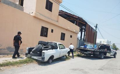 Ecología de Monclova retira vehículos abandonados con apoyo policial