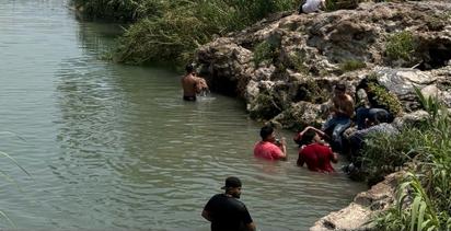 Jóvenes beben y nadan en el río Monclova sin restricciones