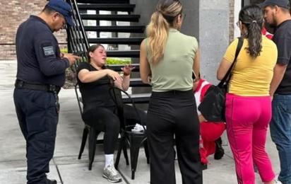 Resbala y se lesiona al bajar escaleras en plaza Punto Tec