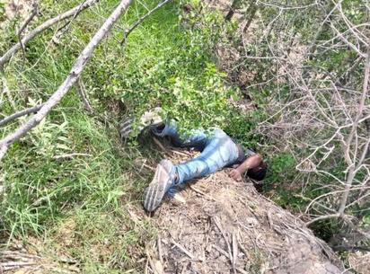 Detienen a hombre ebrio dormido boca abajo en terreno baldío