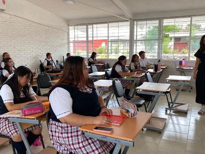Normalistas reducen horario escolar por calor sofocante y falta de climas