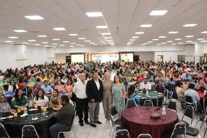 Alcaldesa Laura Jiménez celebra el Día del Maestro con desayuno y regalos para 1,200 docentes en Múzquiz