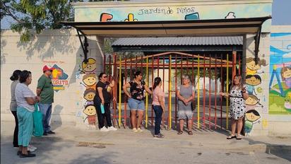 Madres cierran kínder Emiliano Zapata por condiciones insalubres en los baños