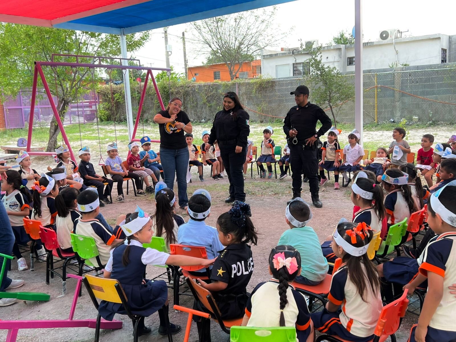Proximidad : La visita fue con el objetivo de explicar a los niños de forma sencilla las funciones de la policía.