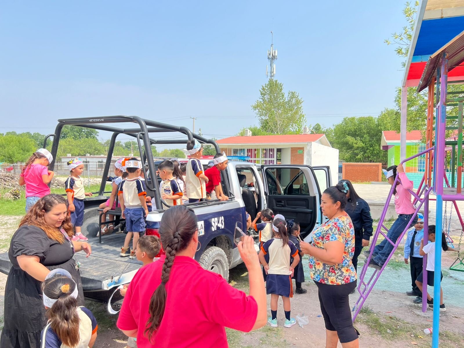 Proximidad : La visita fue con el objetivo de explicar a los niños de forma sencilla las funciones de la policía.