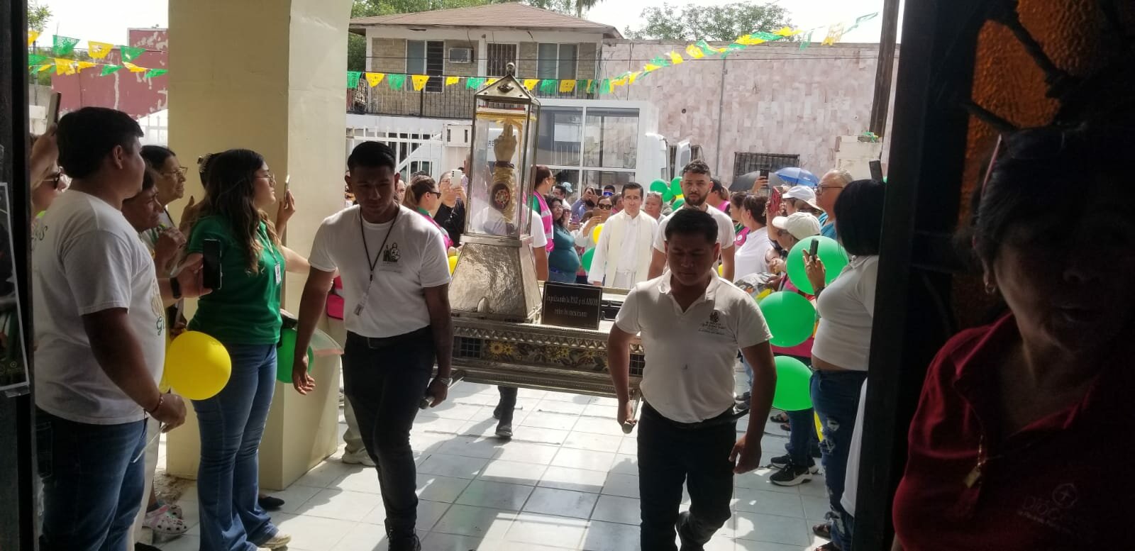 Fieles reciben con devoción reliquias del apóstol San Judas: Las reliquias del apóstol San Judas Tadeo llegaron a Piedras Negras, donde cientos de fieles se congregaron para recibirlas