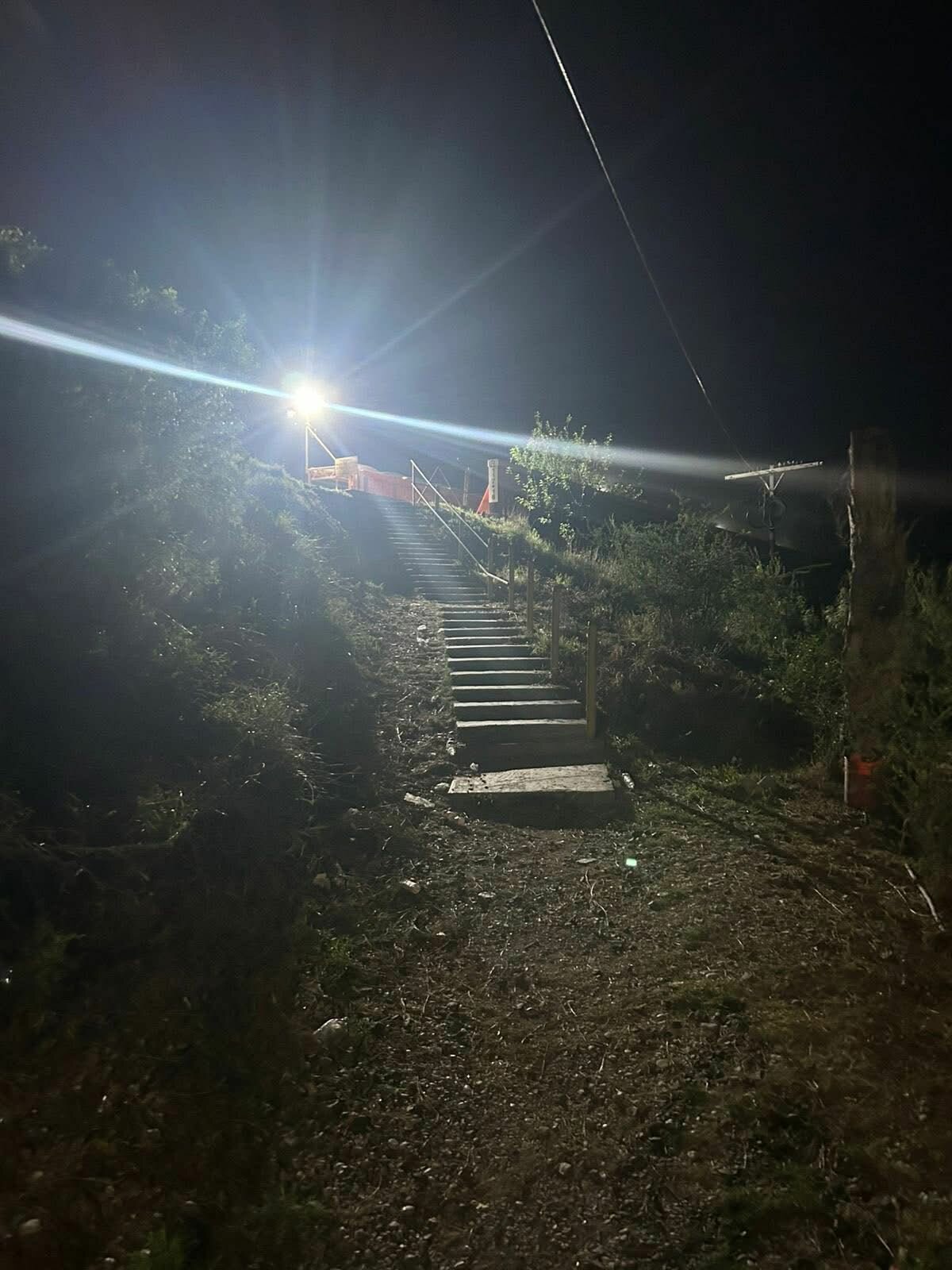 iluminación en el puente del ferrocarril