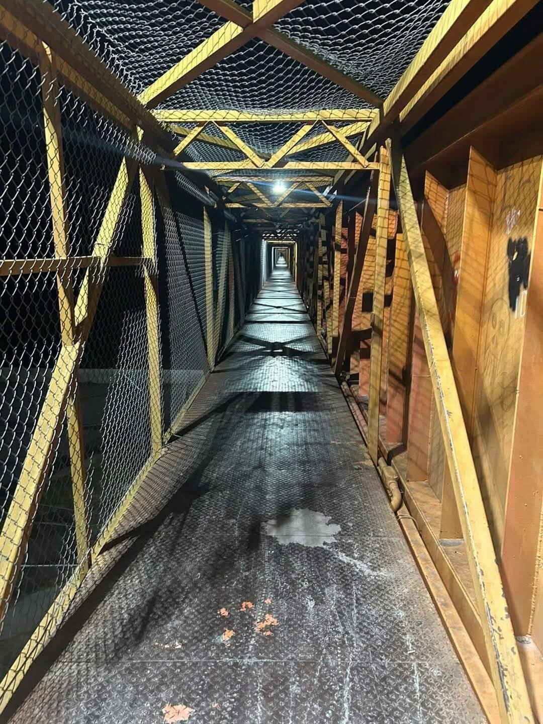 iluminación en el puente del ferrocarril