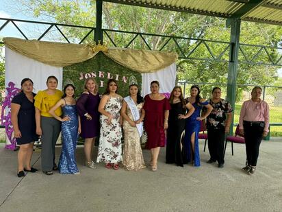 Lily Quiñones corona a Joselin I y Sergio Ortiz I en festejo del Día del Estudiante