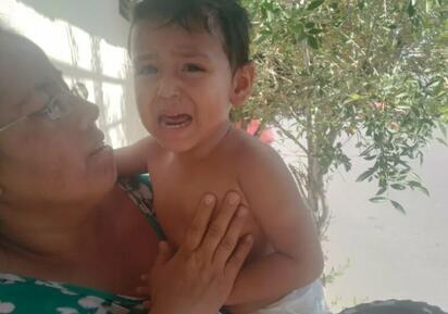 Niño extraviado es reportado en redes sociales y buscan a sus padres 