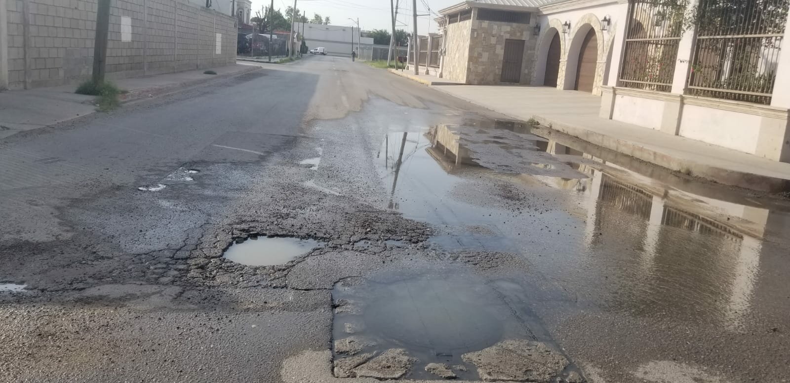 Mega fuga de drenaje en la colonia Las Fuentes : El brote se extiende por diversas calles iniciando en la Torreón para pasar por Margaritas, Tepic y Heroico Colegio Militar