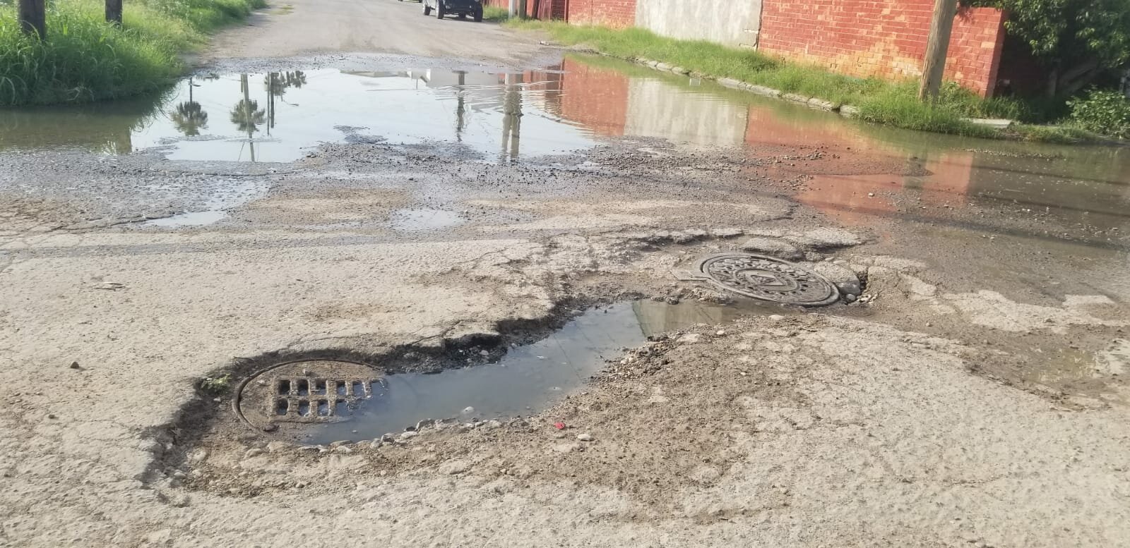 Mega fuga de drenaje en la colonia Las Fuentes : El brote se extiende por diversas calles iniciando en la Torreón para pasar por Margaritas, Tepic y Heroico Colegio Militar
