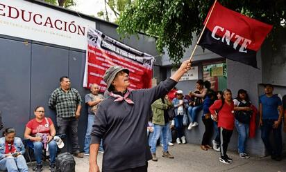 CNTE cumple 12 días en paro y bloquea financieras este martes