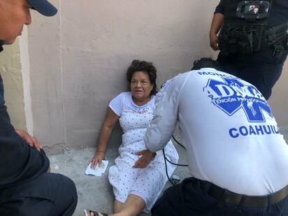 Mujer se desmaya en vía pública y moviliza a cuerpos de rescate