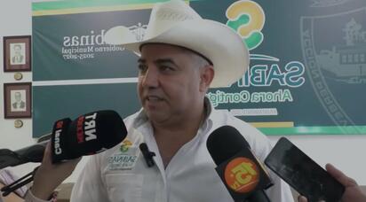Chano Díaz causa polémica al expresar en público su simpatía por madres solteras en Sabinas