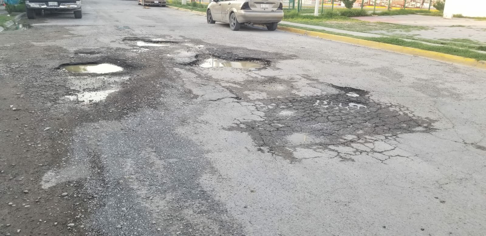 Sector Acoros sufre deterioro vial y riesgo sanitario: El deterioro de las calles en el sector Acoros, una de las zonas con mayor crecimiento urbano, evidencia un problema estructural