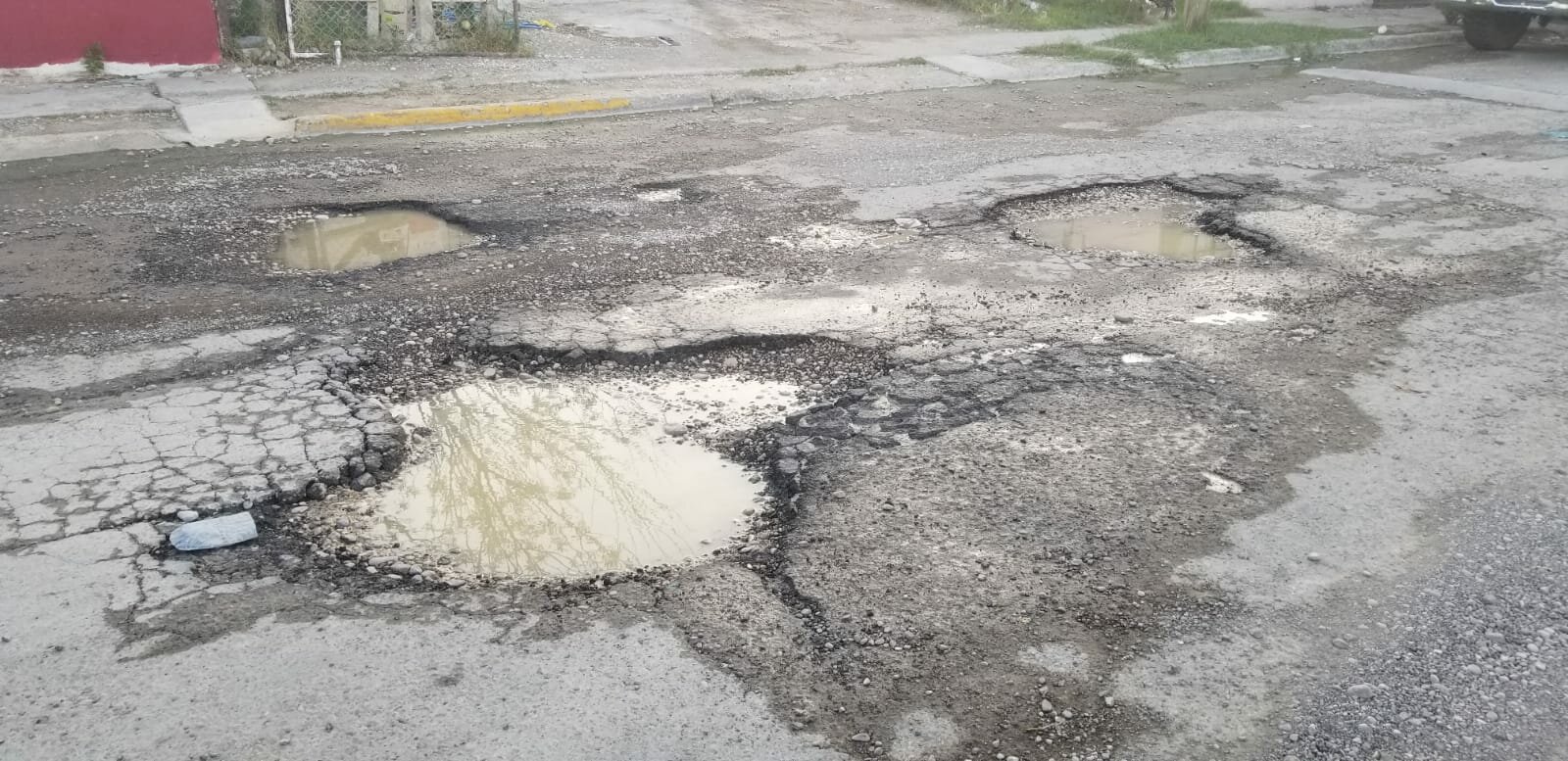 Sector Acoros sufre deterioro vial y riesgo sanitario: El deterioro de las calles en el sector Acoros, una de las zonas con mayor crecimiento urbano, evidencia un problema estructural