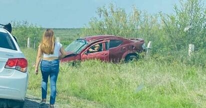 Mujer y niños vuelcan en la 57 rumbo a Monclova