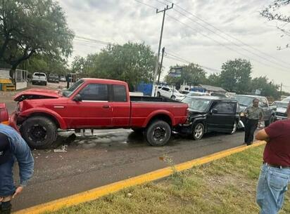 Cinco vehículos involucrados en carambola sobre el bulevar República de Piedras Negras 