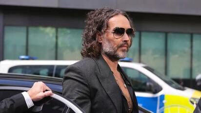 Actor Russell Brand se declara inocente; juicio programado para 2026