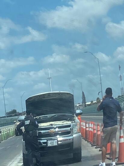 Camioneta se incendia en la guardarraya del puente internacional II