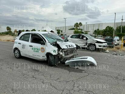 Taxi con pasajeros choca contra auto en Monclova