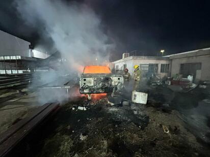 Bomberos sofocan incendio de camioneta en colonia Roma