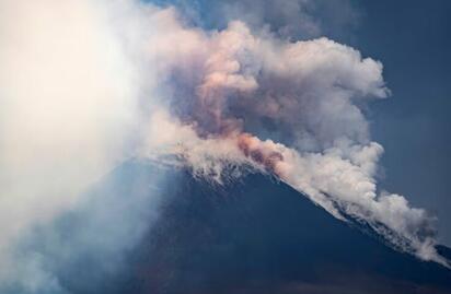 Volcán Etna entra en erupción y emite alerta en Sicilia