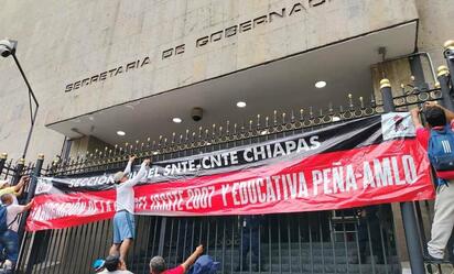 CNTE toma Segob y exige respuesta directa de la Presidencia