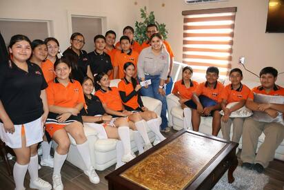 Fundación Bravitos de Corazón apoya a banda de guerra de la secundaria Venustiano Carranza en Sabinas