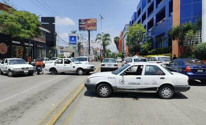 Taxistas bloquean vialidades en Cuernavaca por inconformidad