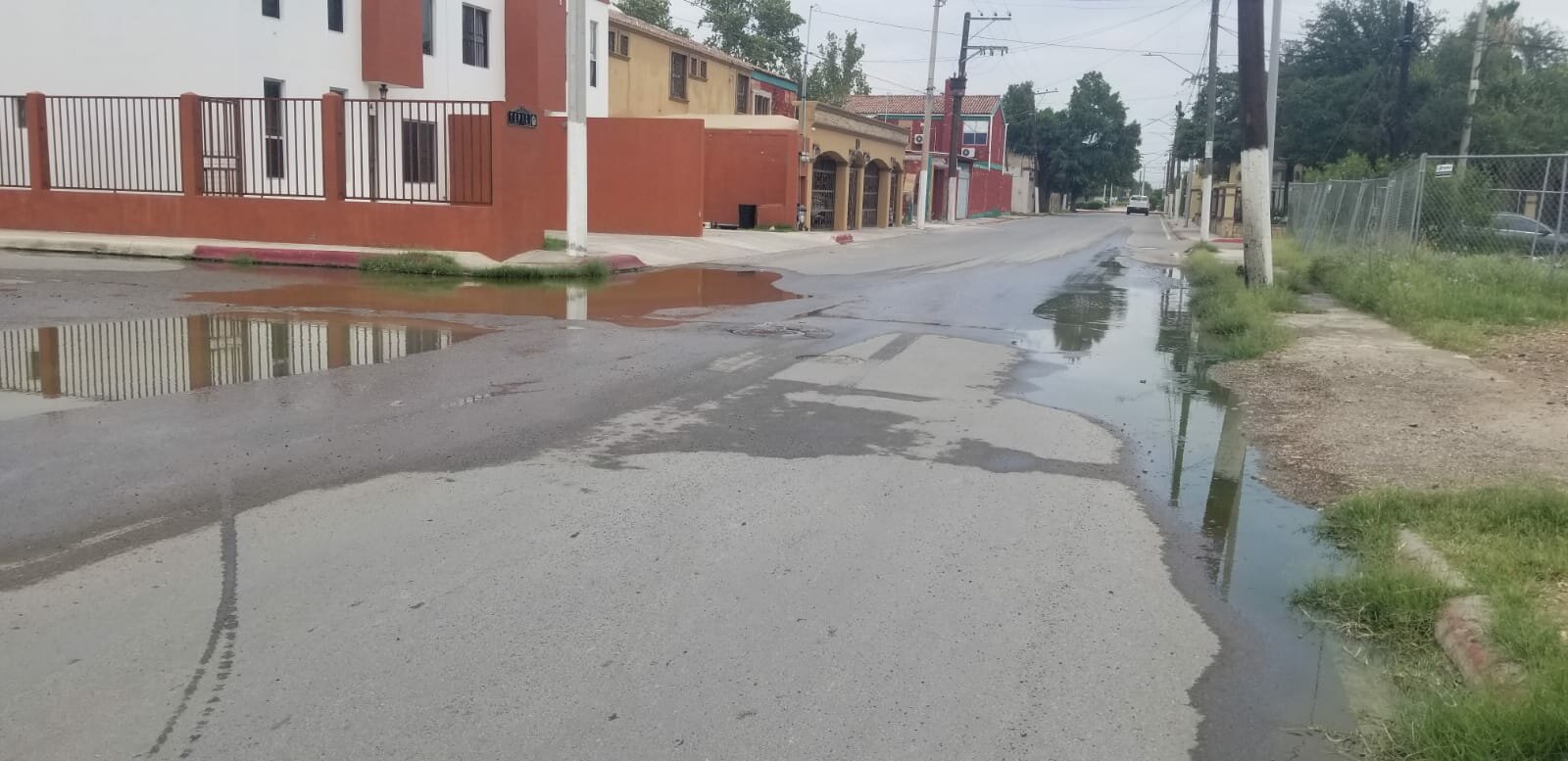 Fuga de drenaje empeora en avenida Colegio Militar