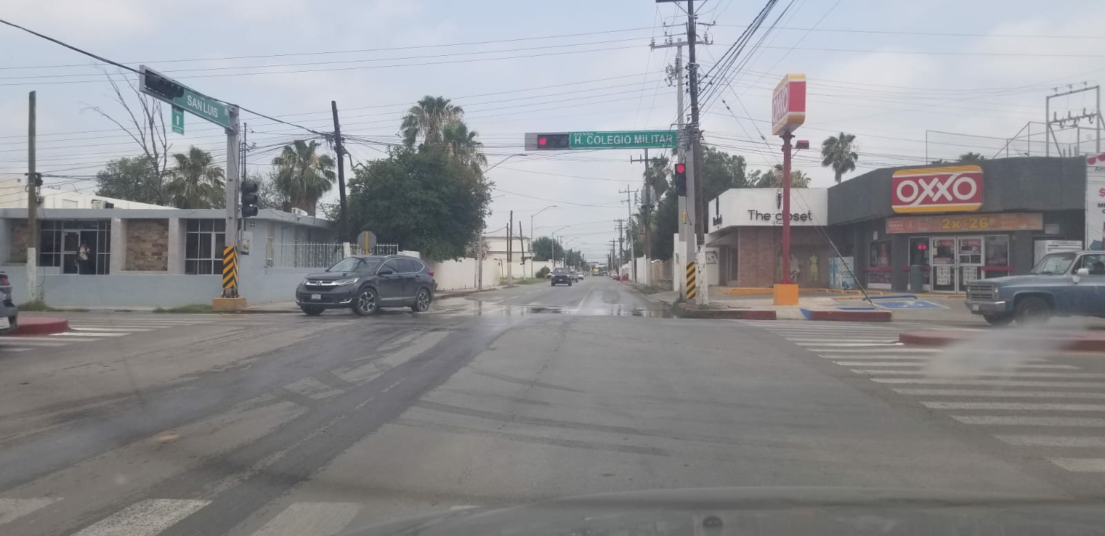 Fuga de drenaje empeora en avenida Colegio Militar