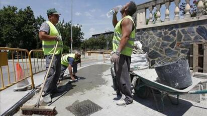 ¿Trabajas bajo el sol? Nueva ley podría darte descansos y bonos urgentes